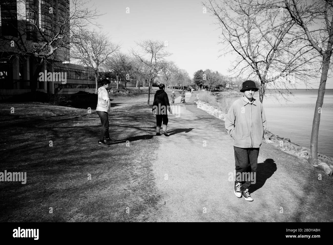 OAKVILLE, ONTARIO, CANADA - APRIL 28, 2020: PEOPLE GO FOR A WALK ALOING THE WATERFRONT DURING COVID-19 PANDEMIC. Stock Photo