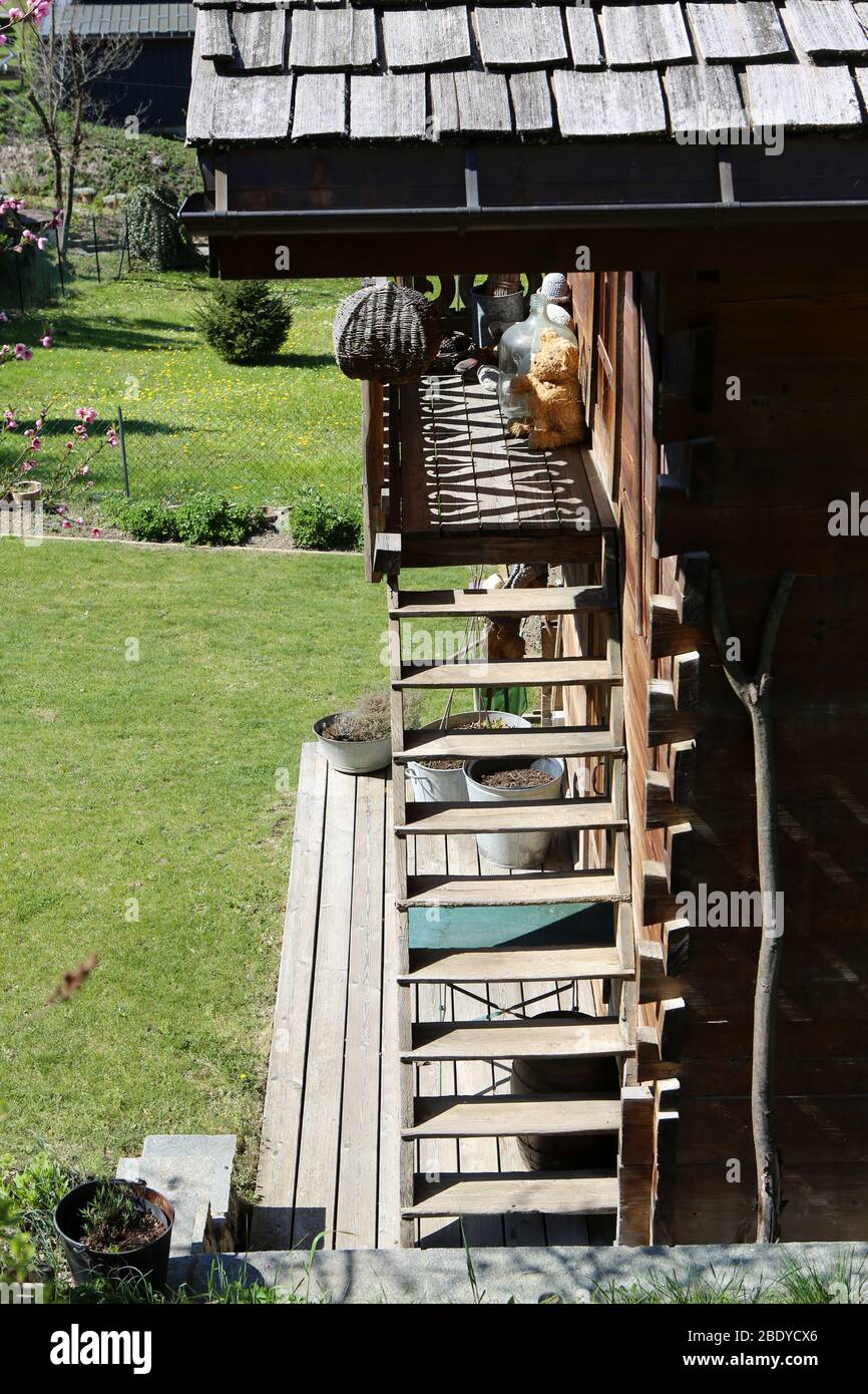 Balcon et escalier en bois. Ours. Décoration. Alpes françaises. Saint-Gervais-les-Bains. Haute-Savoie. France. Stock Photo