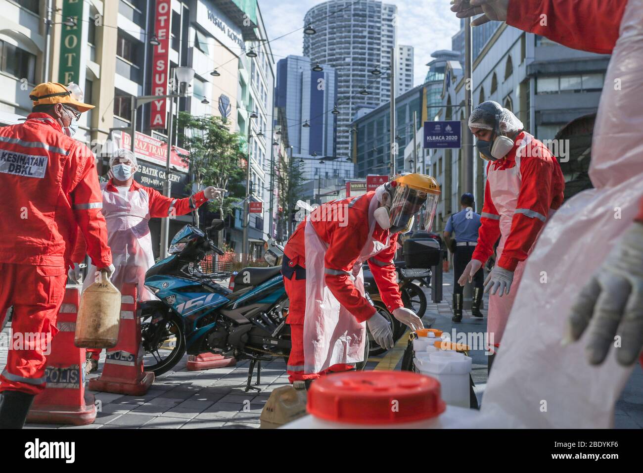 Kuala Lumpur, Malaysia. 08th Apr, 2020. Operation of disinfection in the street in Sri Petaling, Kuala Lumpur, Malaysia. About 62% of Covid-19 cases were linked to the cluster from the Tabligh event at the Sri Petaling mosque, says Health director-general Noor Hisham Abdullah. Malaysia on Friday (Apr 10) reported 118 new COVID-19 cases, bringing the national tally to 4,346. (Photo by Zulfadhli Zaki/Pacific Press/Sipa USA) Credit: Sipa USA/Alamy Live News Stock Photo