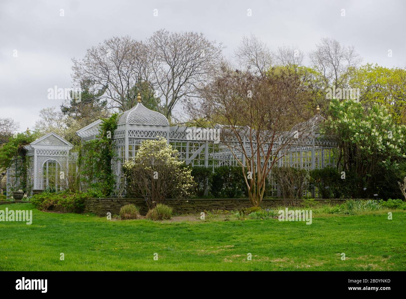 https://c8.alamy.com/comp/2BDYNKD/staten-island-new-york-usa-the-victorian-style-greenhouse-at-the-snug-harbor-cultural-center-and-botanical-garden-2BDYNKD.jpg