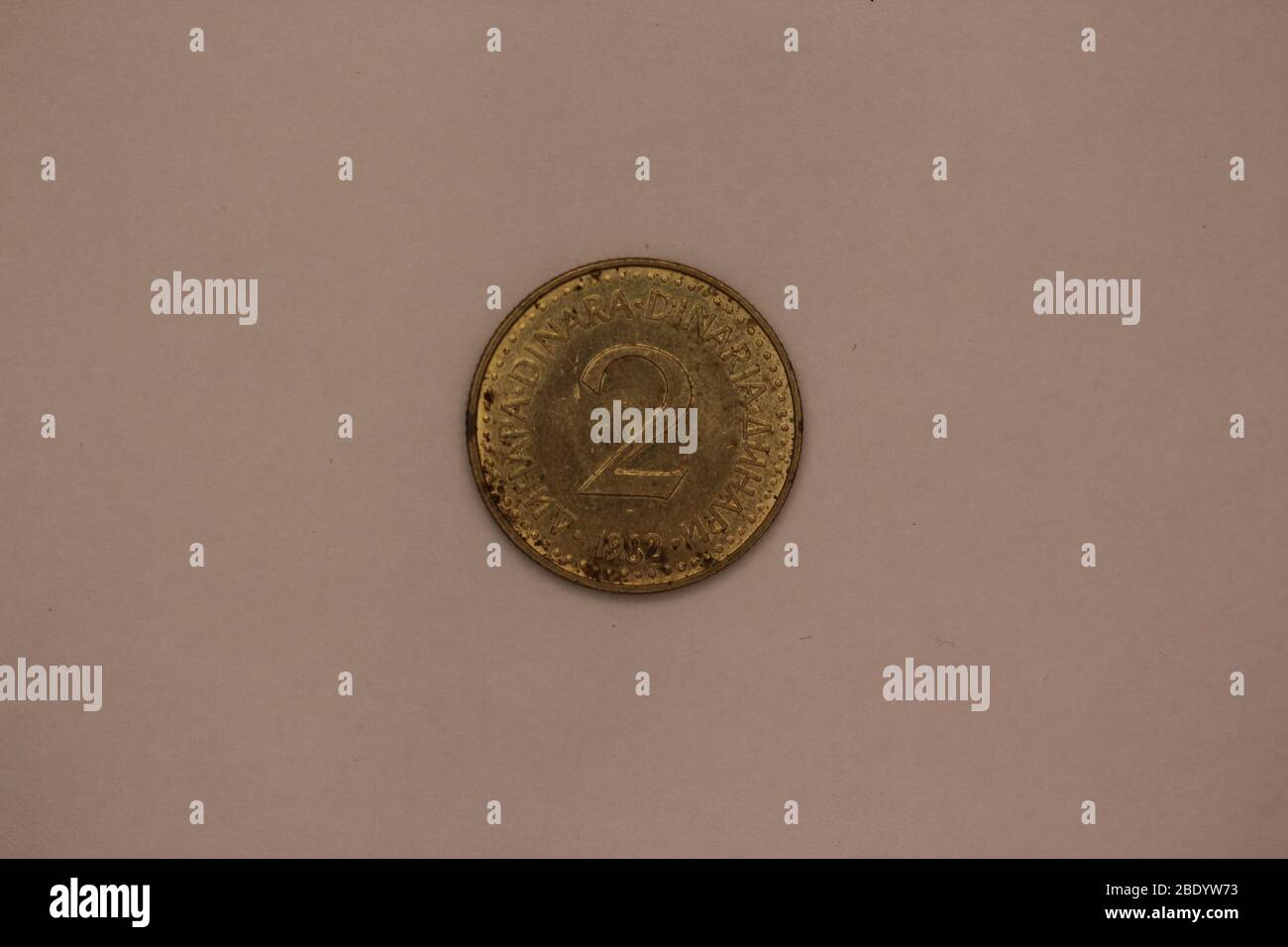 Großaufnahme einer ehemaligen Jugoslawischen 2 Dinar Münze Stock Photo
