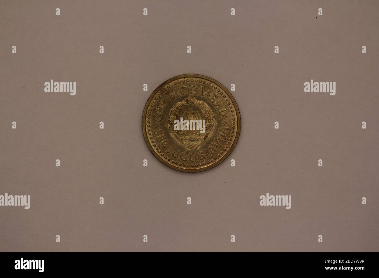 Großaufnahme einer ehemaligen Jugoslawischen 2 Dinar Münze Stock Photo