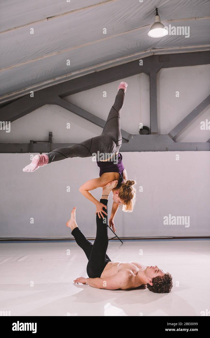 Static poses hi-res stock photography and images - Alamy