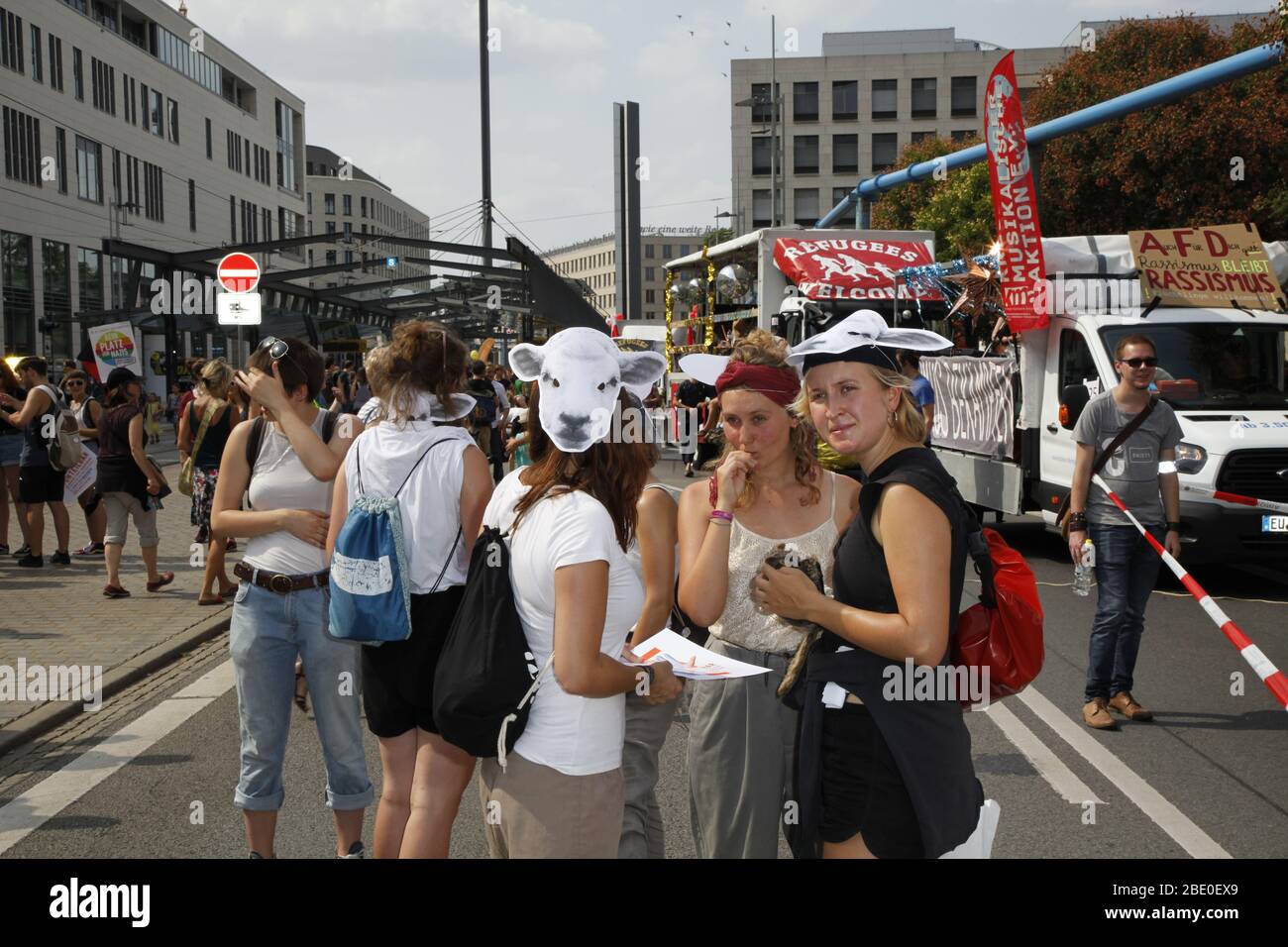 Demonstranten verschiedener Gruppen protestieren unter dem Motto 'Unteilbar: Für eine offene und freie Gesellschaft , am Altmarkt. Dresden, 24.08.2019 Stock Photo