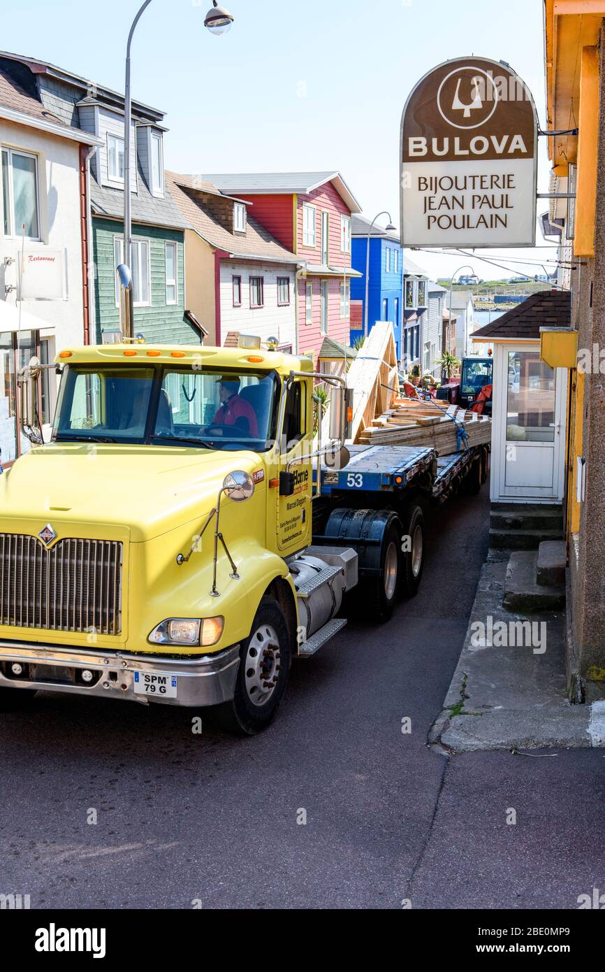New France, St-PIerre et Miquelon, Canadian Maritimes. Truck stuck in town street. Stock Photo
