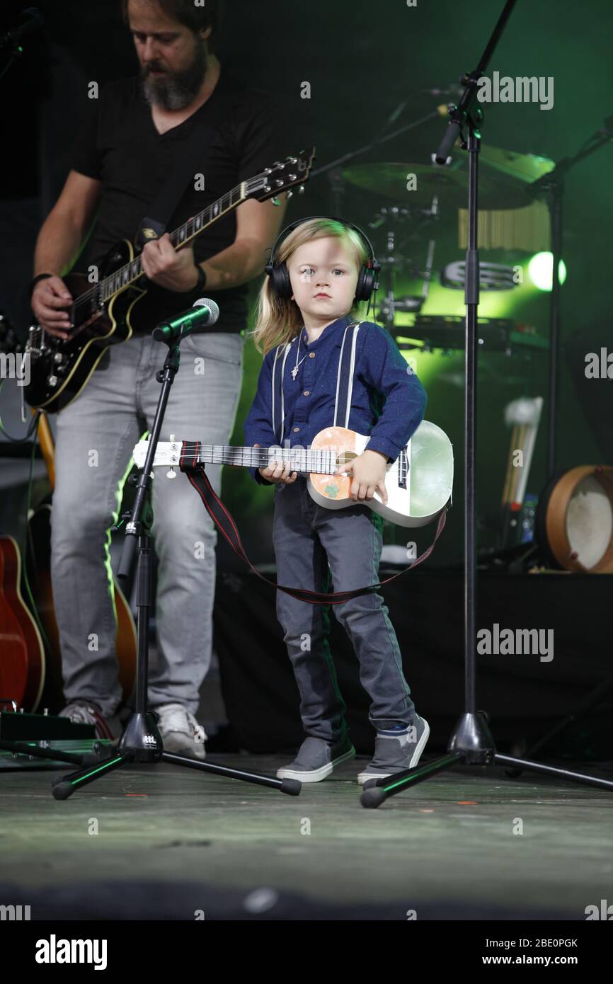 Joseph Ewan Gregory Walter,Helen Josephine,Gabriel, William Emanuel,Emma  Maria Kelly,Kira Harms und Angelo Kelly , Kelly Family Görlitz  Kulturbrauerei Stock Photo - Alamy