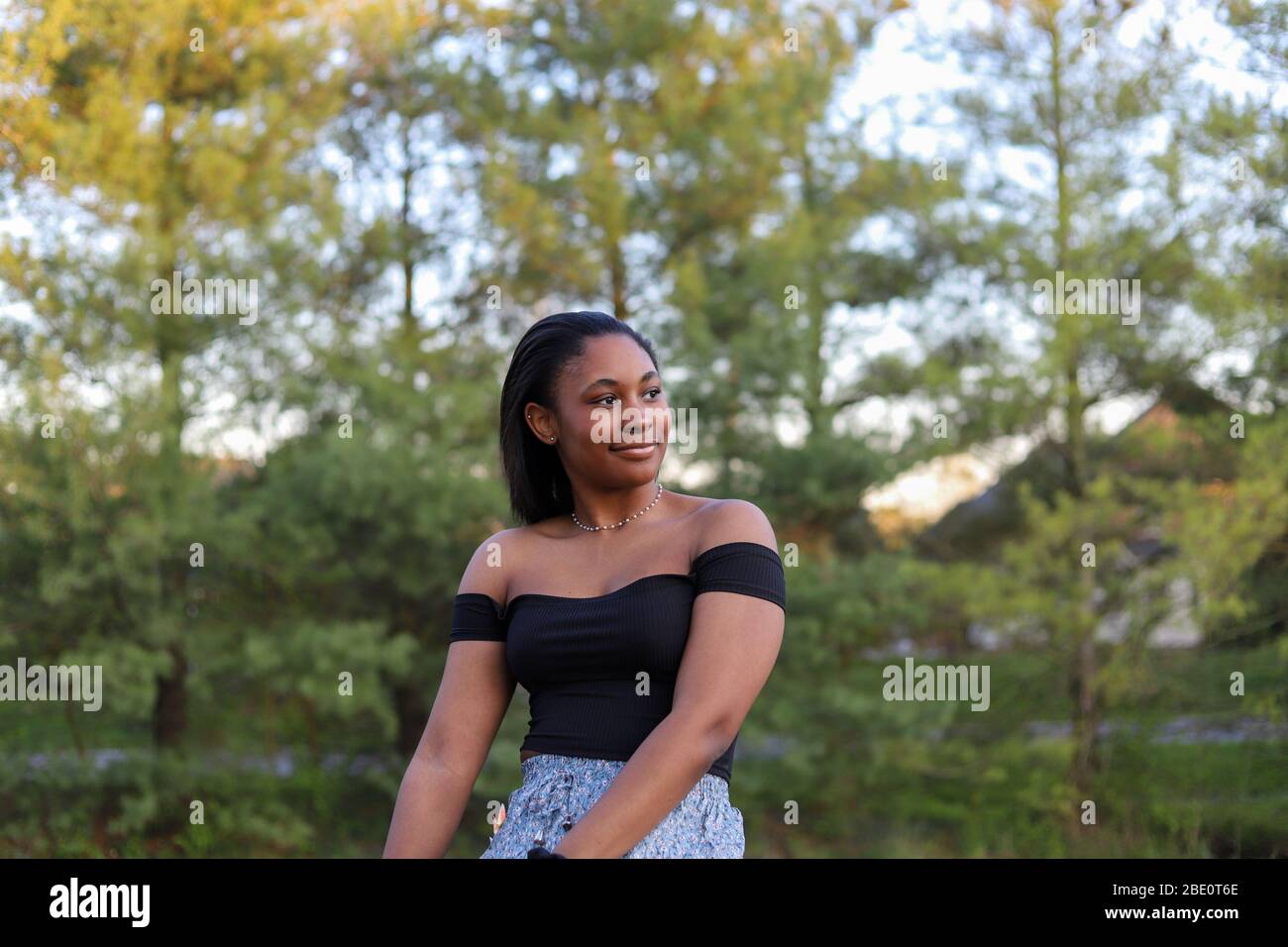Black teen girl smiling outside hi-res stock photography and images - Alamy
