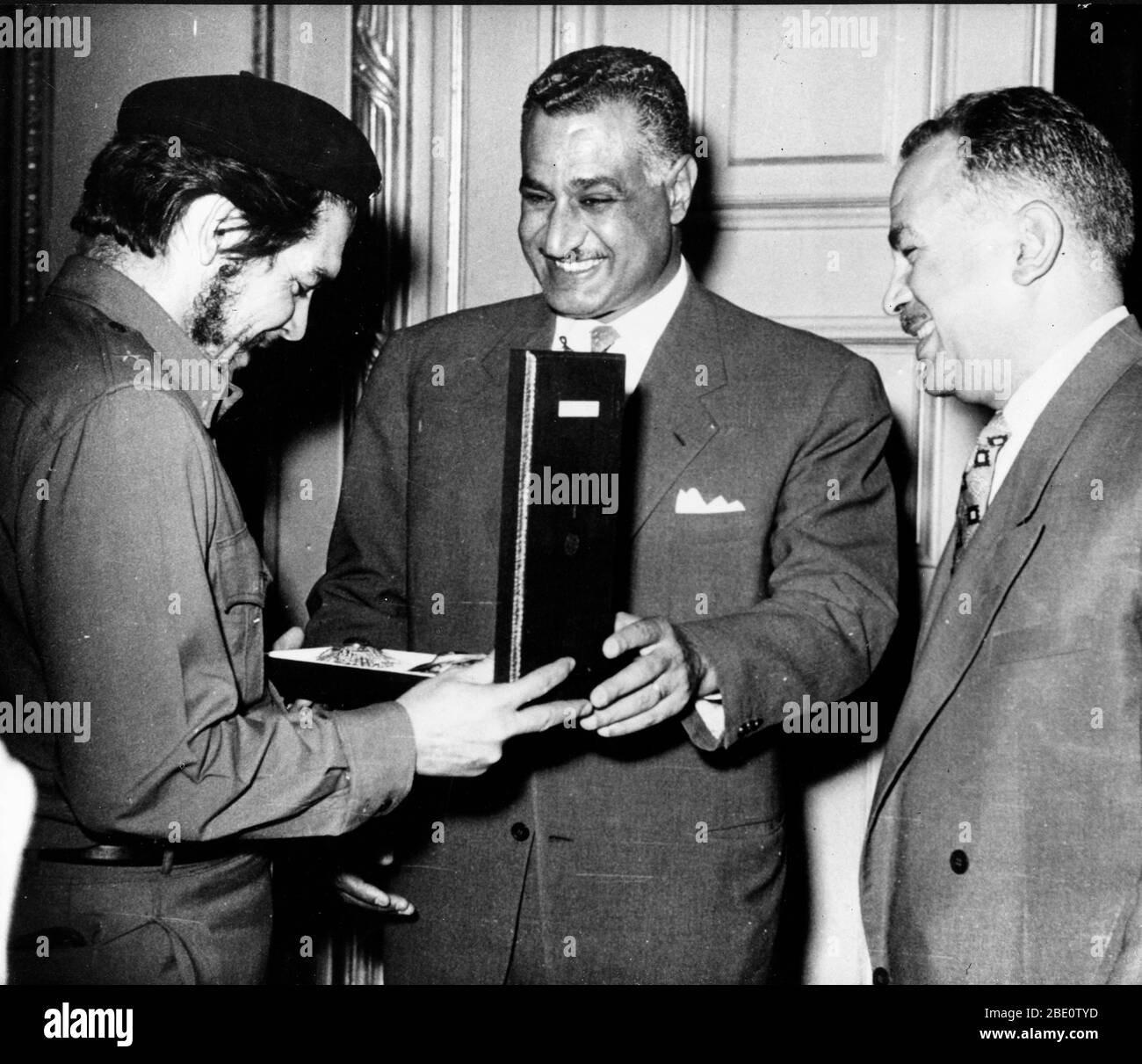 June 22, 1959 - Cairo, Egypt  - Egyptian President GAMAL ABDEL NASSER (at the center), is awarding Commander ERNESTO 'CHE' GUEVARA with the Order of Al Goumbania with another man looking on. Guevara, who received his first official post in Cuba as an Ambassador, was at leading a Cuban Civilian delegation to Egypt. Nasser, leader of the non-aligned countries, was the first head of state to welcome an Ambassador from the Castro regime.(Credit Image: © Keystone Press Agency/Keystone USA via ZUMAPRESS.com) Stock Photo