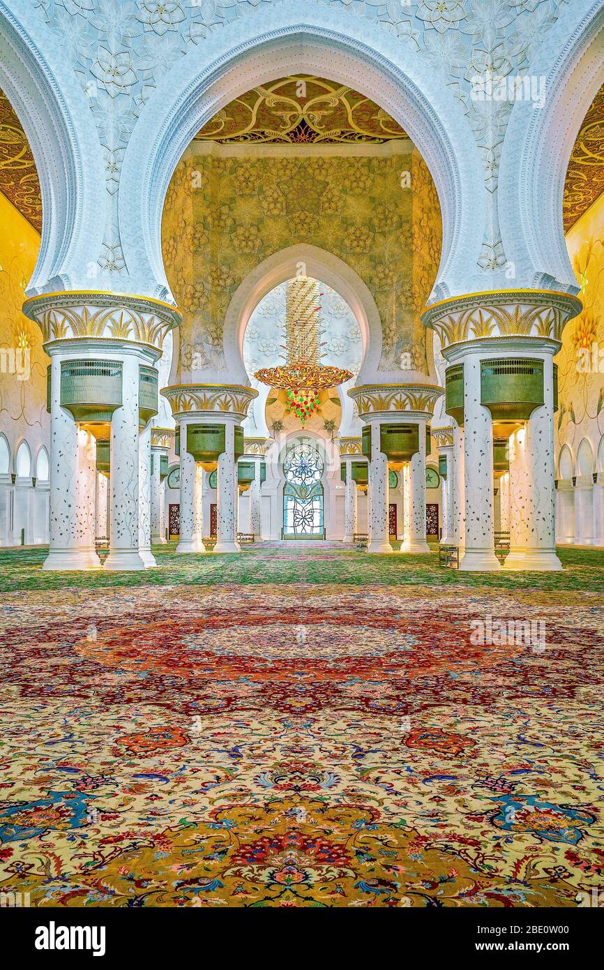 Abu Dhabi, UAE - October 14, 2014. Interior of Sheikh Zayed Grand Mosque. Main prayer hall Stock Photo