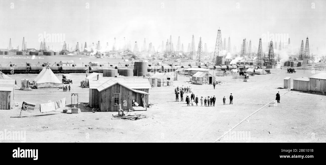 A panoramic view of the Burkburnett, Texas oil field. In 1912 oil was discovered west of the town, attracting thousands to the area. By 1918 approximately twenty-thousand people had settled around the oilfield. This view shows the northwest side, opposite the Fowler farm, original discovery well and swinging towards the northwest. Photographed circa 1919. Stock Photo