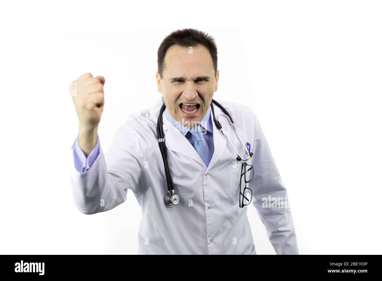 агрессивный доктор. доктор кричит. кричащий врач. кричащий врач. врач кричит на пациента.