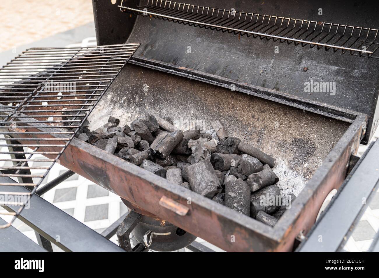 Bediende piek Overredend Grand outdoor BBQ grill metal stainless stove on backyard Stock Photo -  Alamy