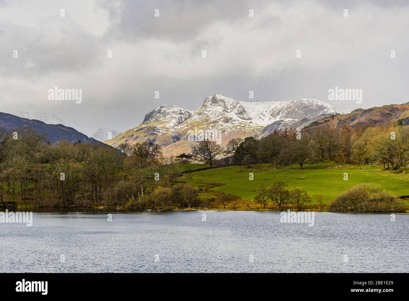 Loughrigg Tarn and the Langdale Pikes in the English Lake District Stock Photo