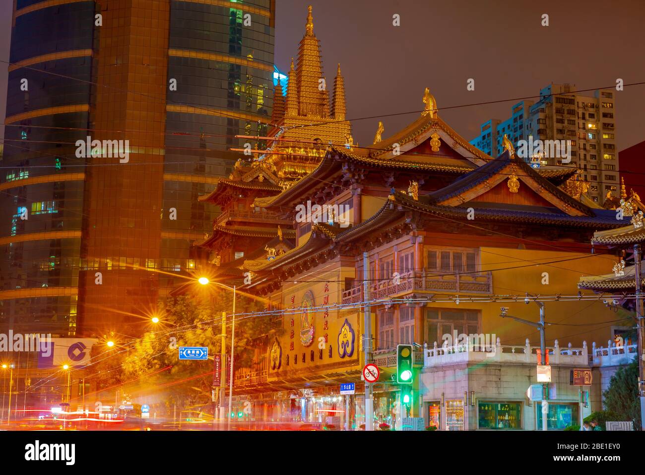 Jing'an Temple is a Buddhist temple on the West Nanjing Road in Shanghai, China. Stock Photo