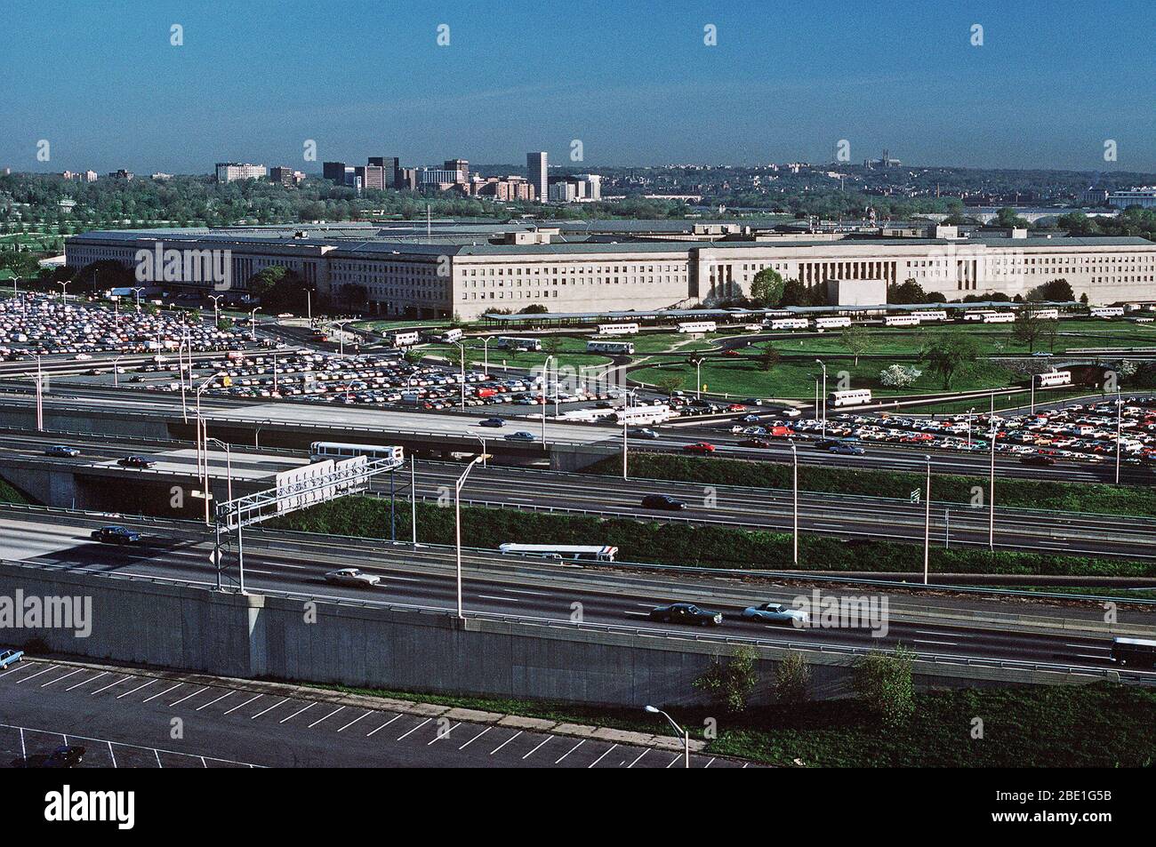 1982 - Aerial view of the Pentagon with the city of Rosslyn, Va., in the background. Stock Photo