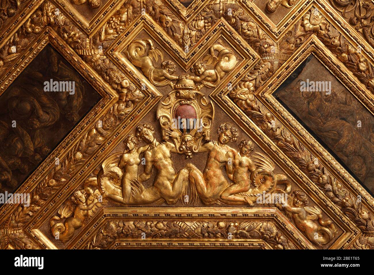 I/Venedig: Palazzo Ducale: Detail einer goldenen Decke im Atrio Quadrato Stock Photo