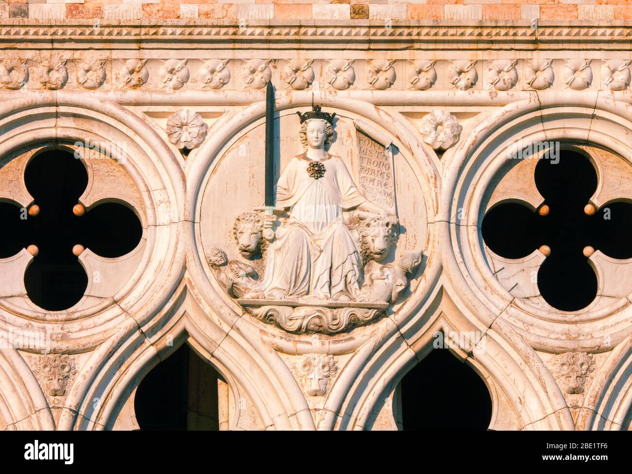 I/Venedig: Dogenpalast, Säulen auf der Südseite, Justitia mit Schwert und einer Schriftrolle zwischen zwei Löwen; symbolische Darstellung der Rechtssp Stock Photo