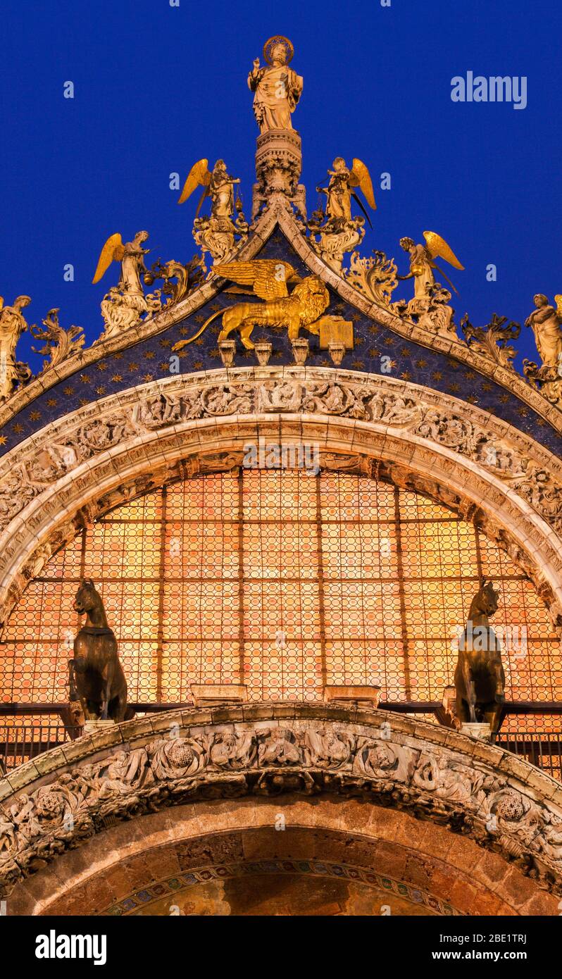I/Venedig: Bronzepferde auf der Galerie der Basilica di San Marco; Westfassade Mosaikbild 'Das Jüngste Gericht' Stock Photo