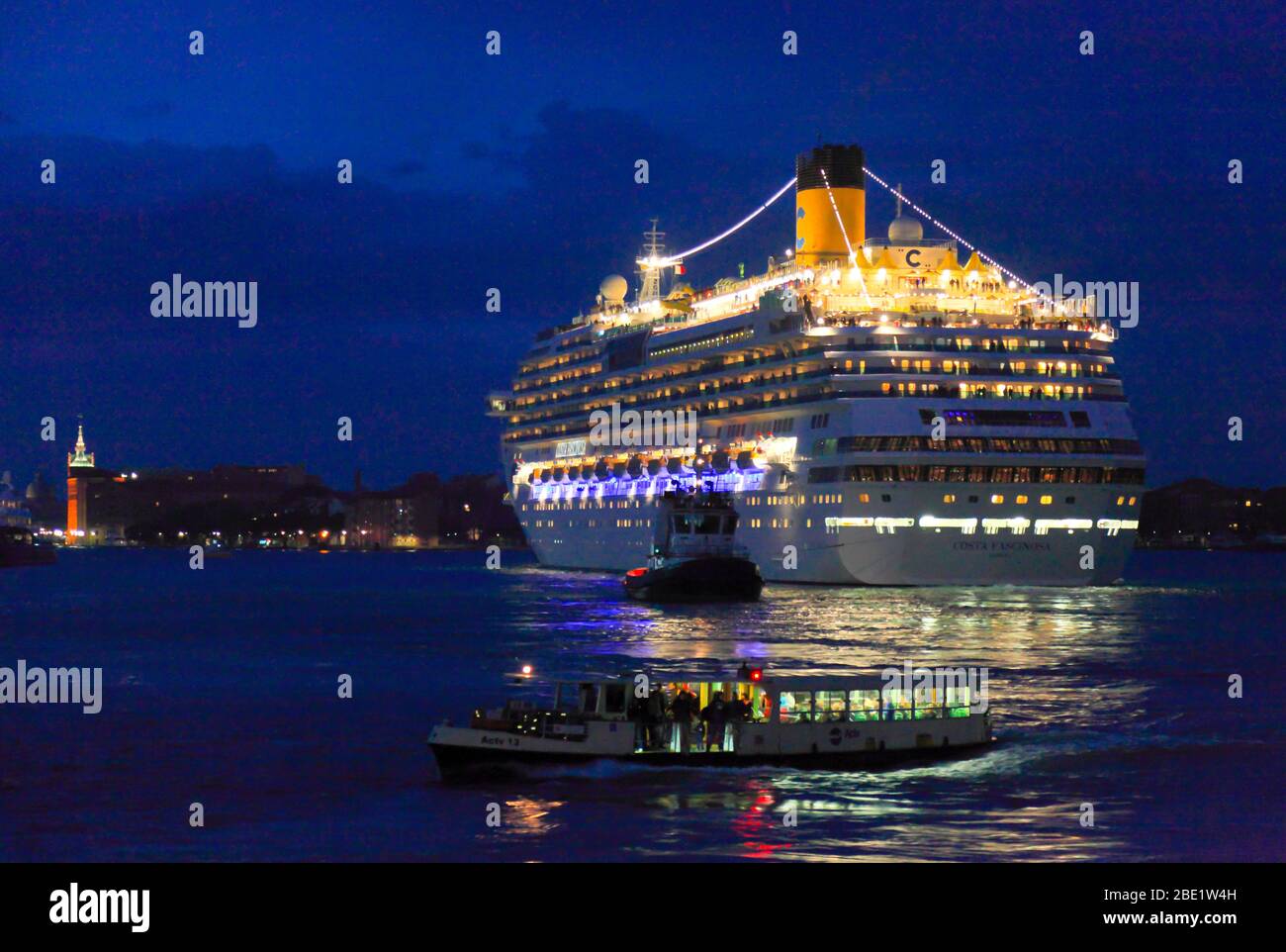  Kreuzfahrtschiff venedig hi-res stock photography and images - Alamy Motiv 