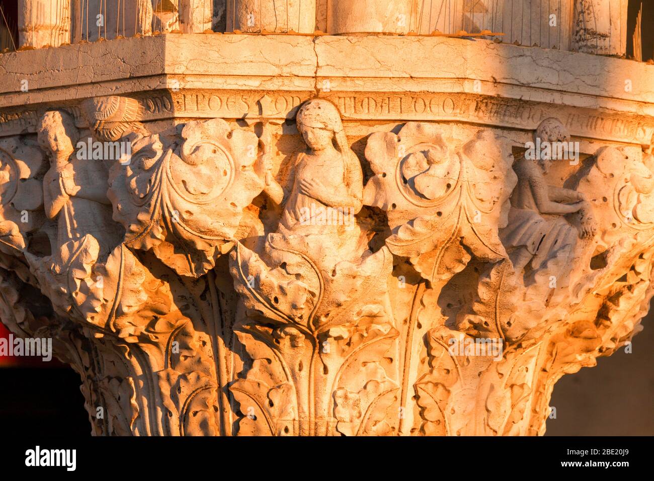 I/Venedig: Figürliche Darstellung an einem Kapitell des Dogenpalastes Stock Photo
