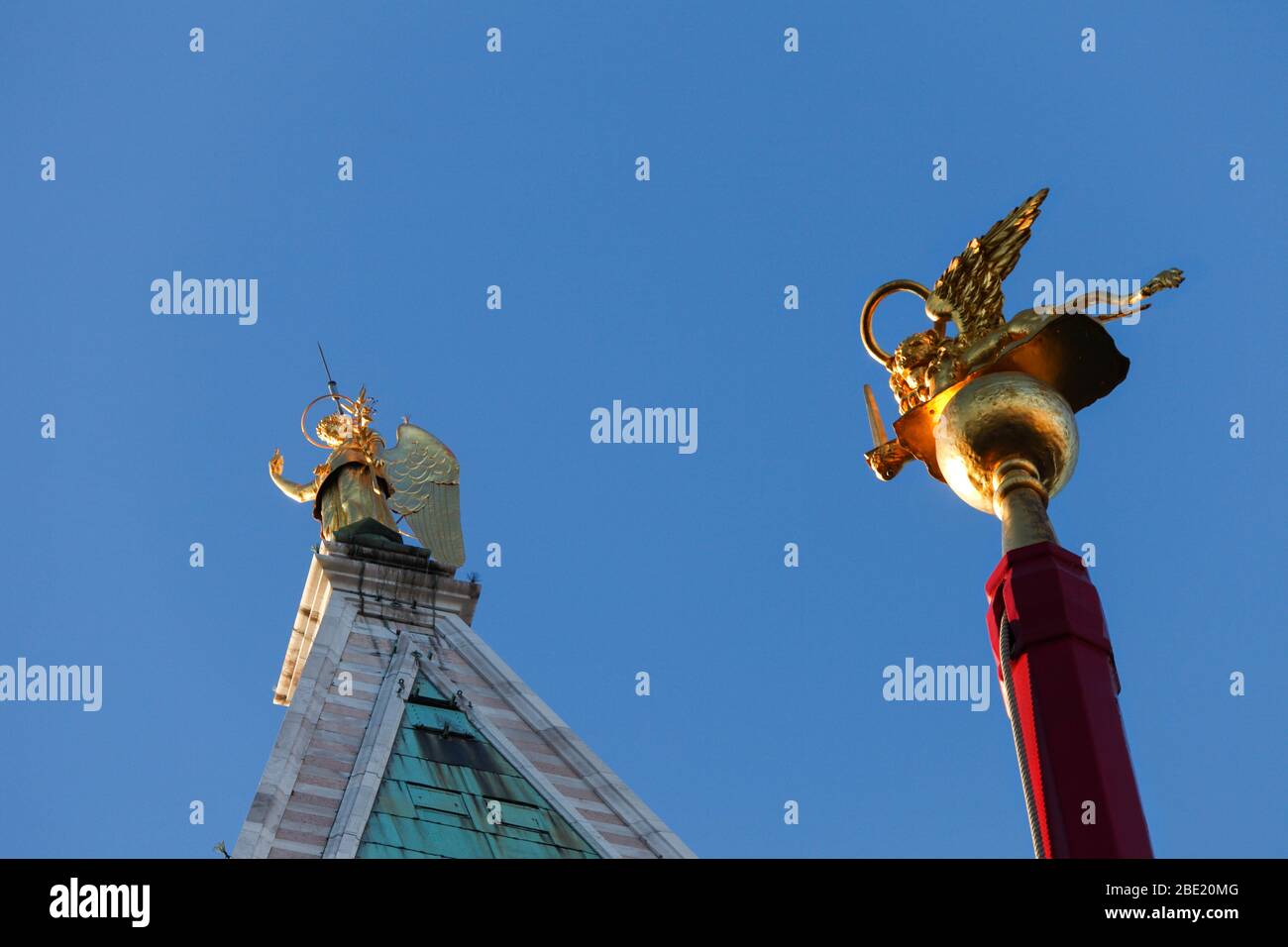 I/Venedig:  Campanile mit dem vergoldeten Erzengel Gabriel und Fahnenstange mit Markuslöwen auf der Piiazza San Marco, Stock Photo