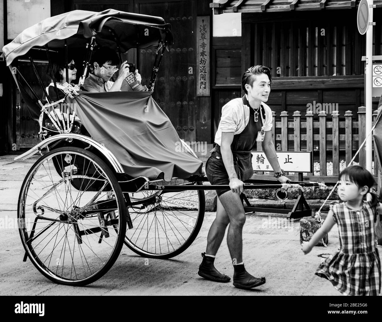 City guide with tourists on rickshaw in Tokyo, Japan Stock Photo