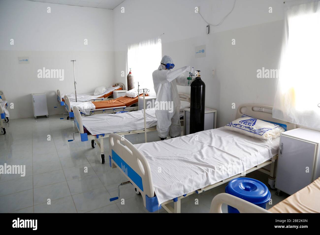 Sanna, Yemen. 11th Apr, 2020. A health worker inspects medical