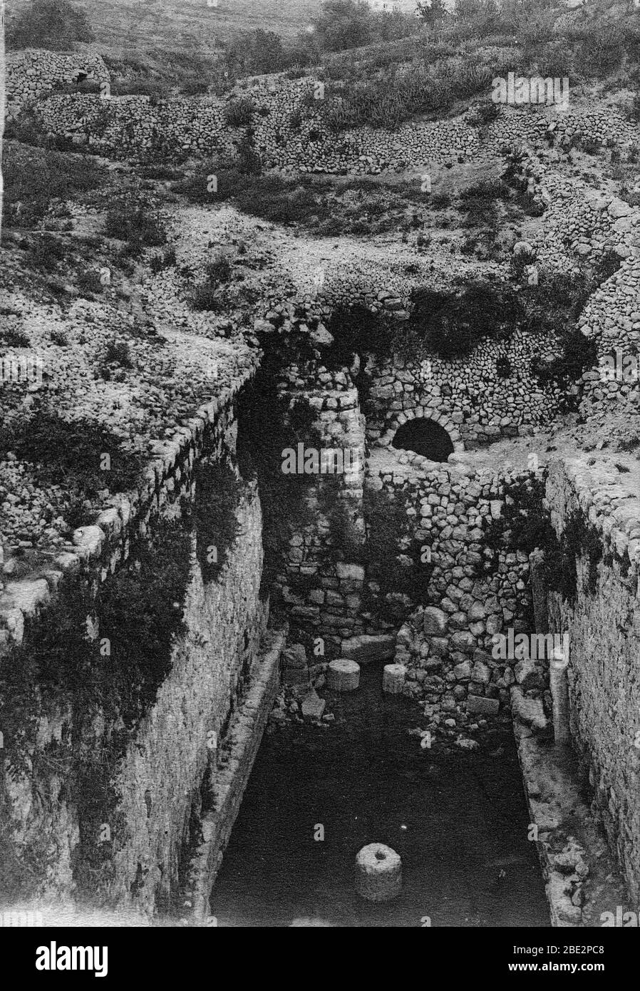 Vue de la piscine de Siloe (ou bassin de Silwan ou Siloam) dans la vallee de Josaphat (Jeoshaphat) pres de Jerusalem et du mont des Oliviers en Israel Stock Photo