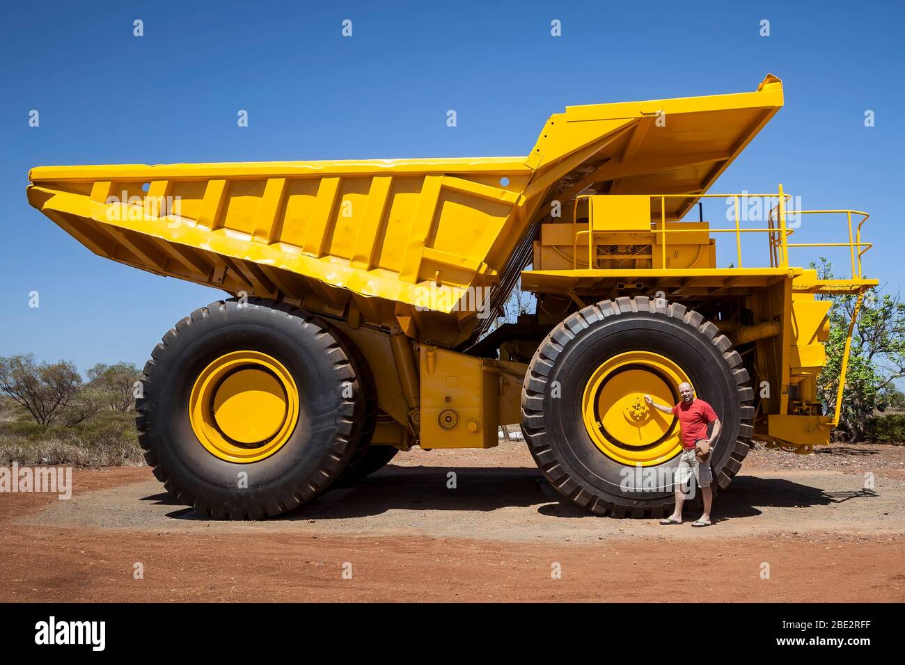 Eine Aufnahme eines grossen Transporters, im Vergleich dazu ein Mensch Stock Photo