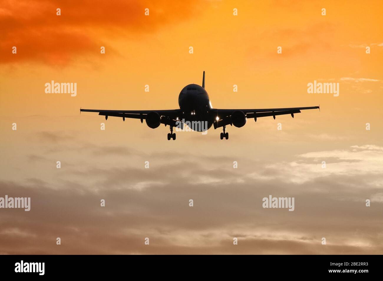 Ein Flugzeug ueber den Wolken Stock Photo