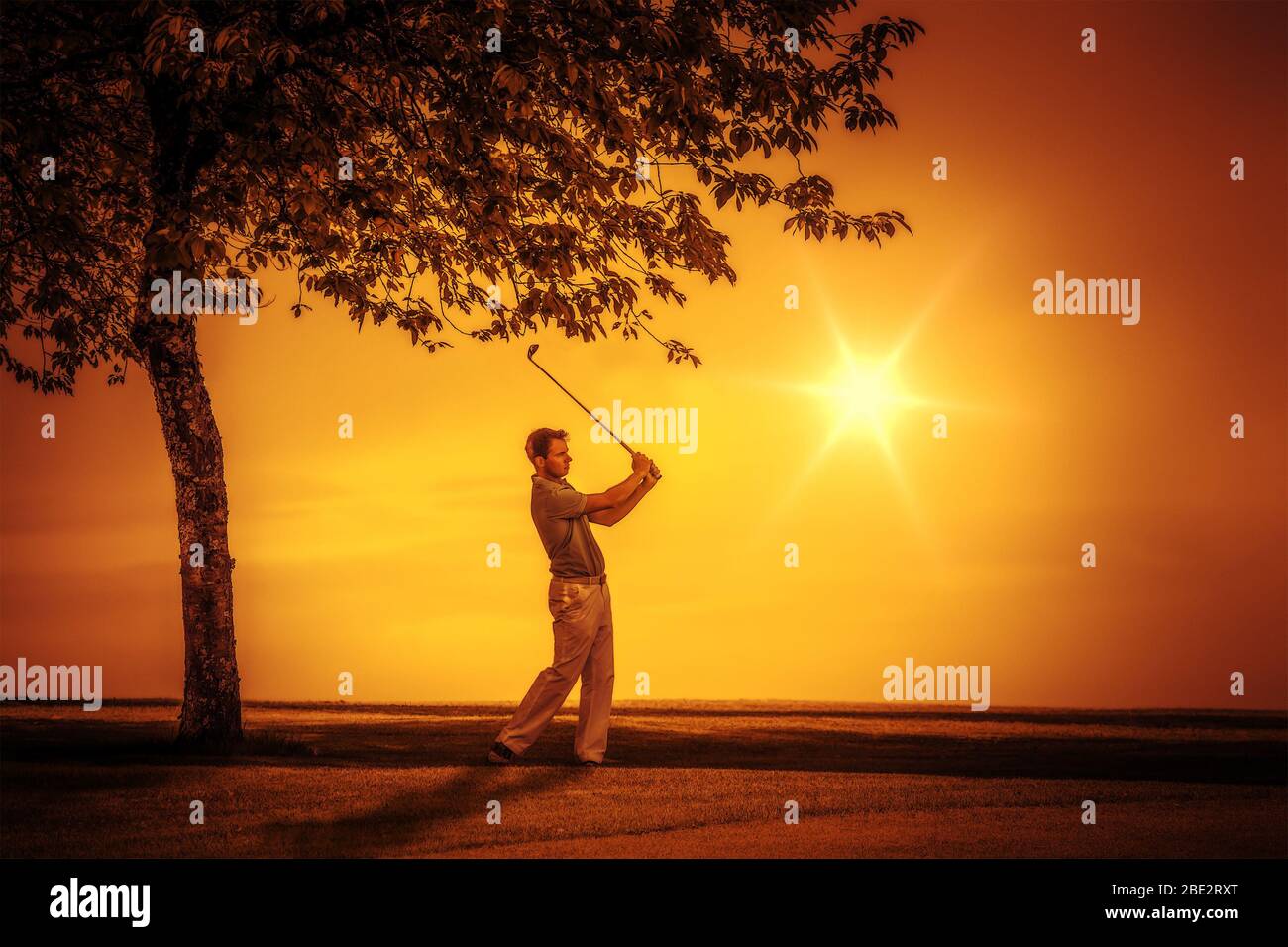 Ein Golfer bei Sonnenuntergang Stock Photo