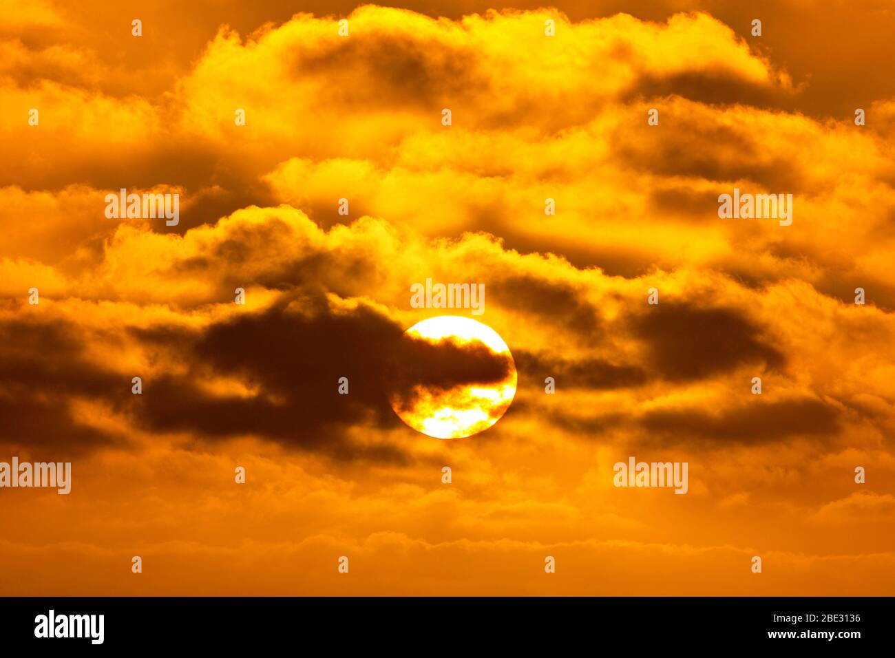 Sun rising over the sea hi-res stock photography and images - Alamy