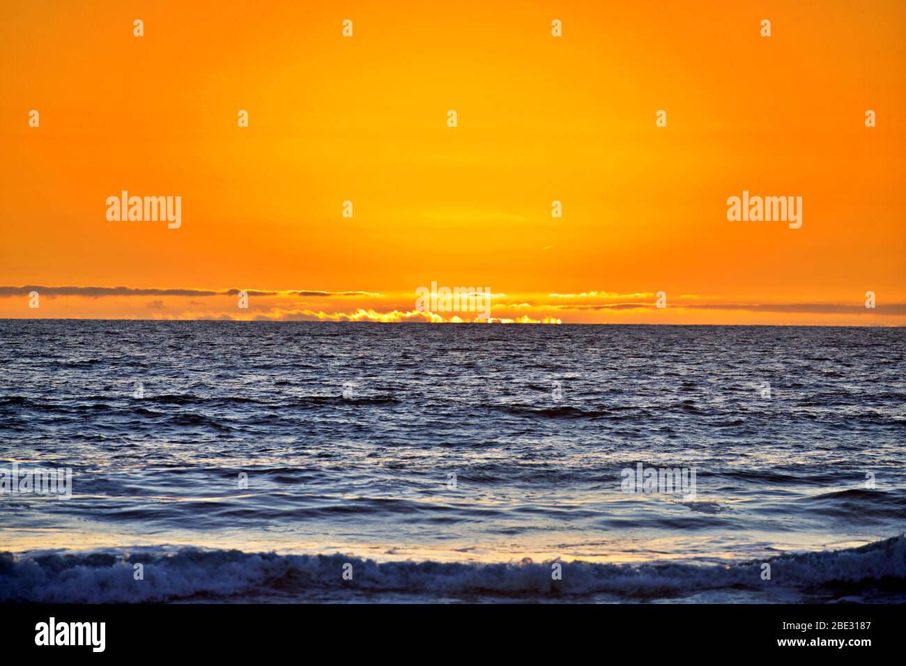 Sun rising over the sea hi-res stock photography and images - Alamy
