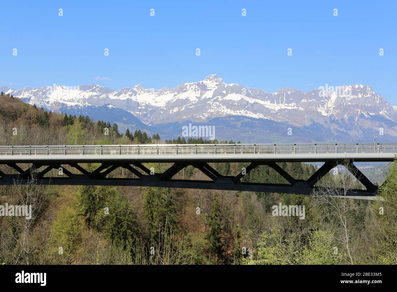 Pont de contournement. Vue sur la chaîne des Aravis. Alpes françaises. Saint-Gervais-les-Bains. Haute-Savoie. France. Stock Photo