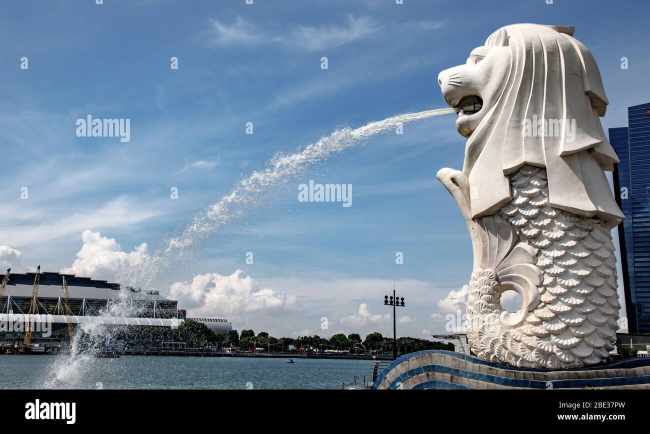 Fountain of the Merlion, the symbol of Singapore - Fuente del Merlion, el símbolo de Singapur Stock Photo