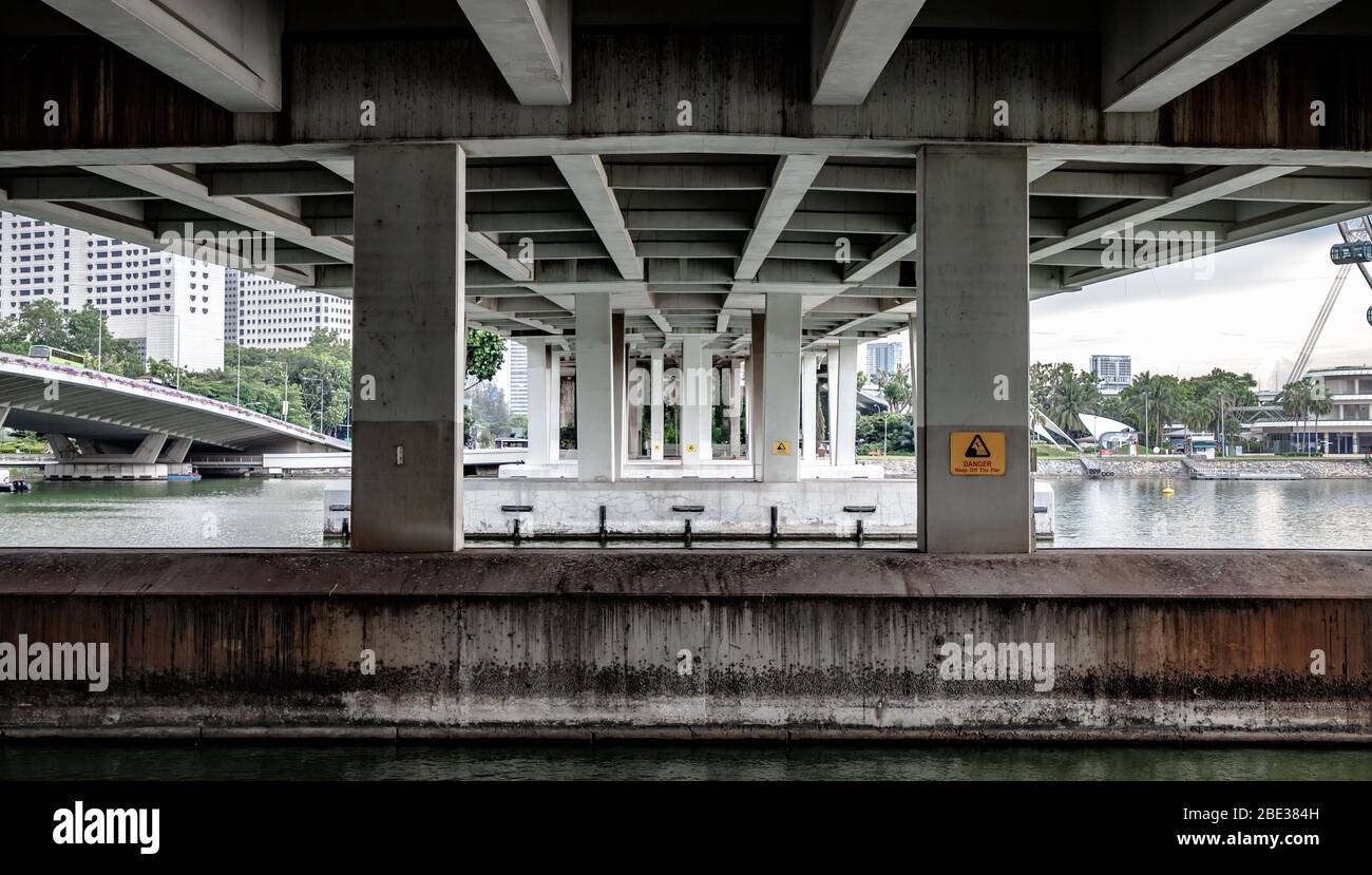 Simmetry found under a bridge in the downtown of Singapore - Simetría encontrada bajo un puente en el downtown de Singapur Stock Photo