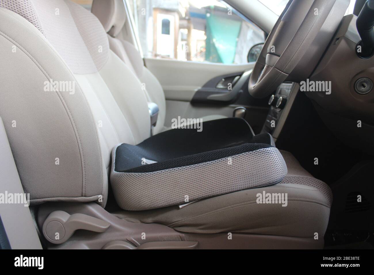 https://c8.alamy.com/comp/2BE38TE/memory-foam-sciatica-cushion-in-car-driver-seat-2BE38TE.jpg