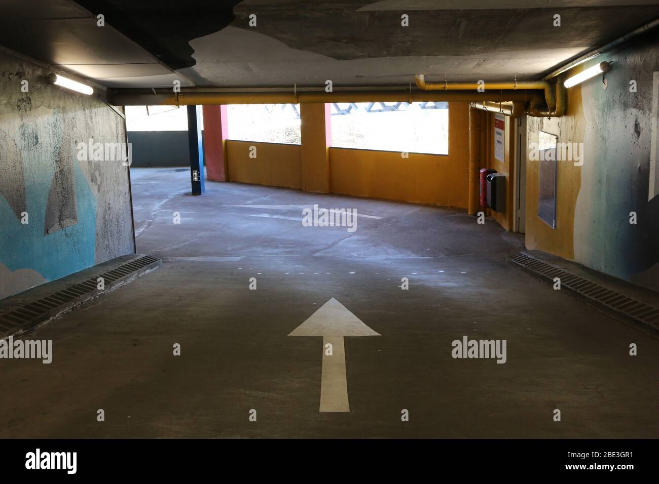 Flèche directionnelle dans un parking souterrain. Saint-Gervais-les-Bains. Haute-Savoie. France. Stock Photo