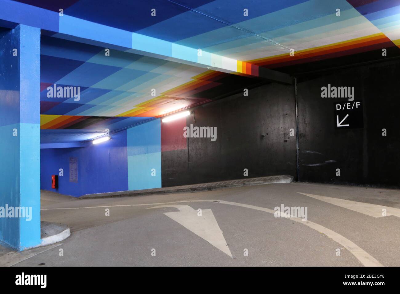 Flèche directionnelle dans un parking souterrain. Saint-Gervais-les-Bains. Haute-Savoie. France. Stock Photo