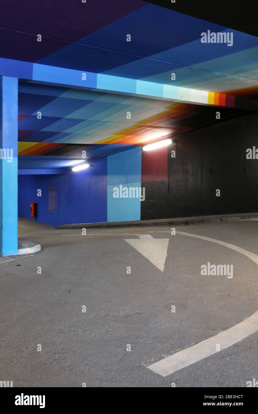 Flèche directionnelle dans un parking souterrain. Saint-Gervais-les-Bains. Haute-Savoie. France. Stock Photo