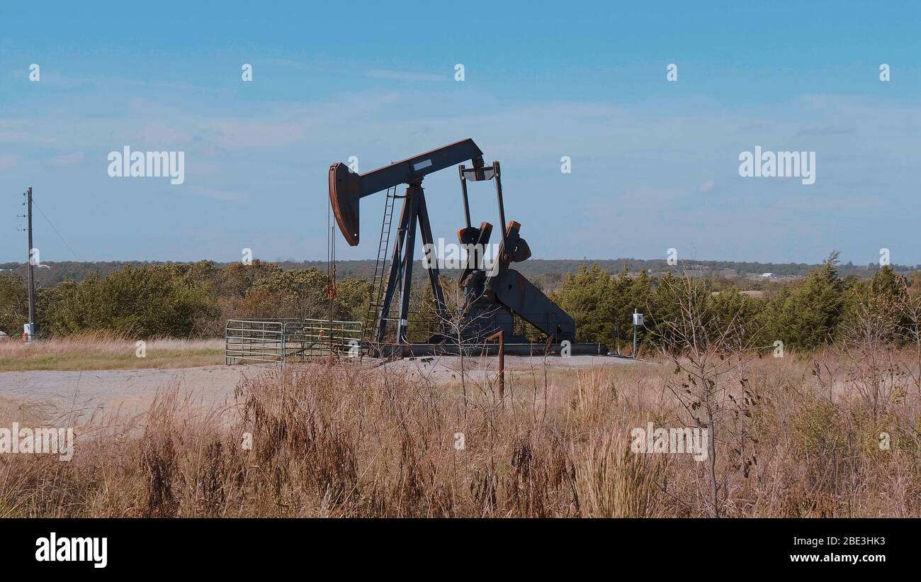 Oil pump in the countryside of Oklahoma Pump jack Stock Photo Alamy