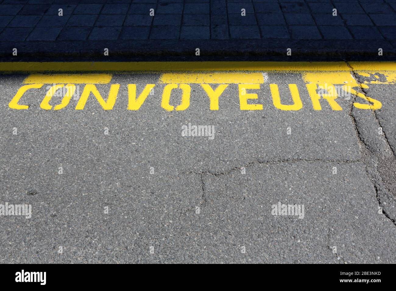 Convoyeurs. Inscription en peinture jaune sur une route. Saint-Gervais-les-Bains. Haute-Savoie. France. Stock Photo