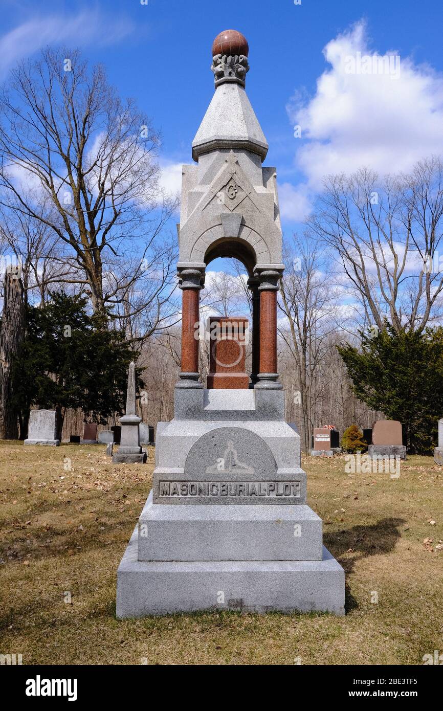 Marker with inscription "Masonic burial plot" at the Beechwood Cemetery