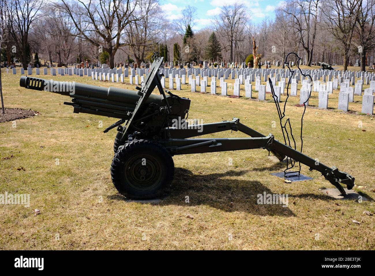 L5 Airborne Howitzers guard the Commonwealth War Graves (CWGC) section of the Beechwood National Cemetery, Ottawa, Ontario, Canada. Stock Photo