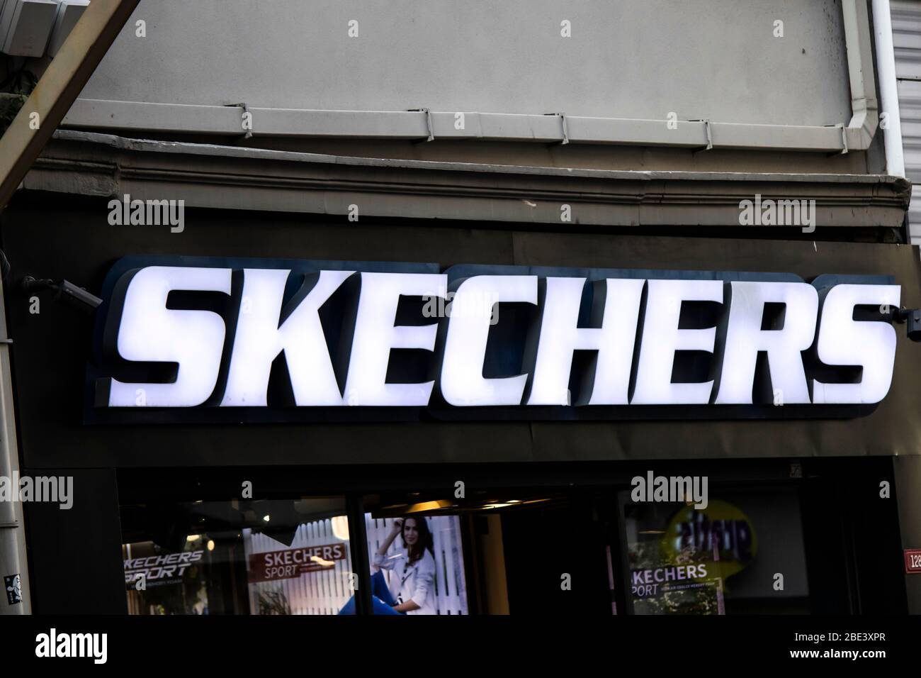 what time does skechers store close