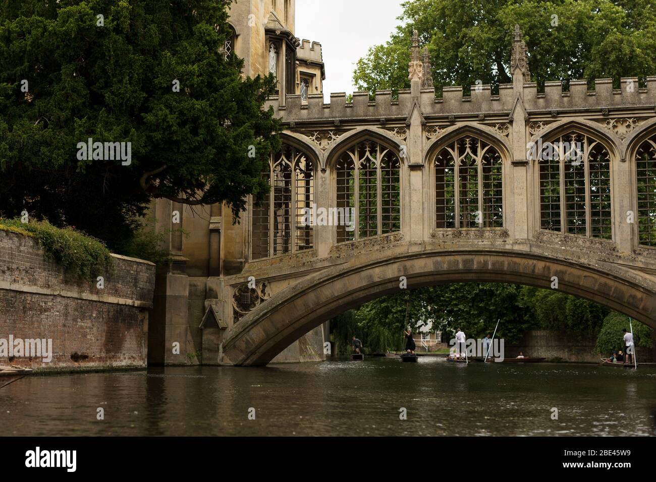 Punting on the Cam River under the Bridge of Sighs at St John's College in Cambridge, England, United Kingdom. Stock Photo