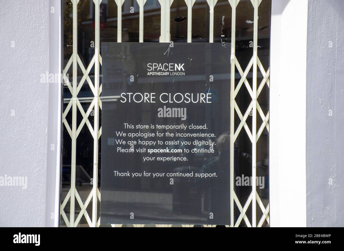 London, UK, 6 April 2020 Space NK Northcote Road. 46 Northcote Road, London, SW11 1NZ Signs in shop windows showing closed due to coronavirus. Stock Photo