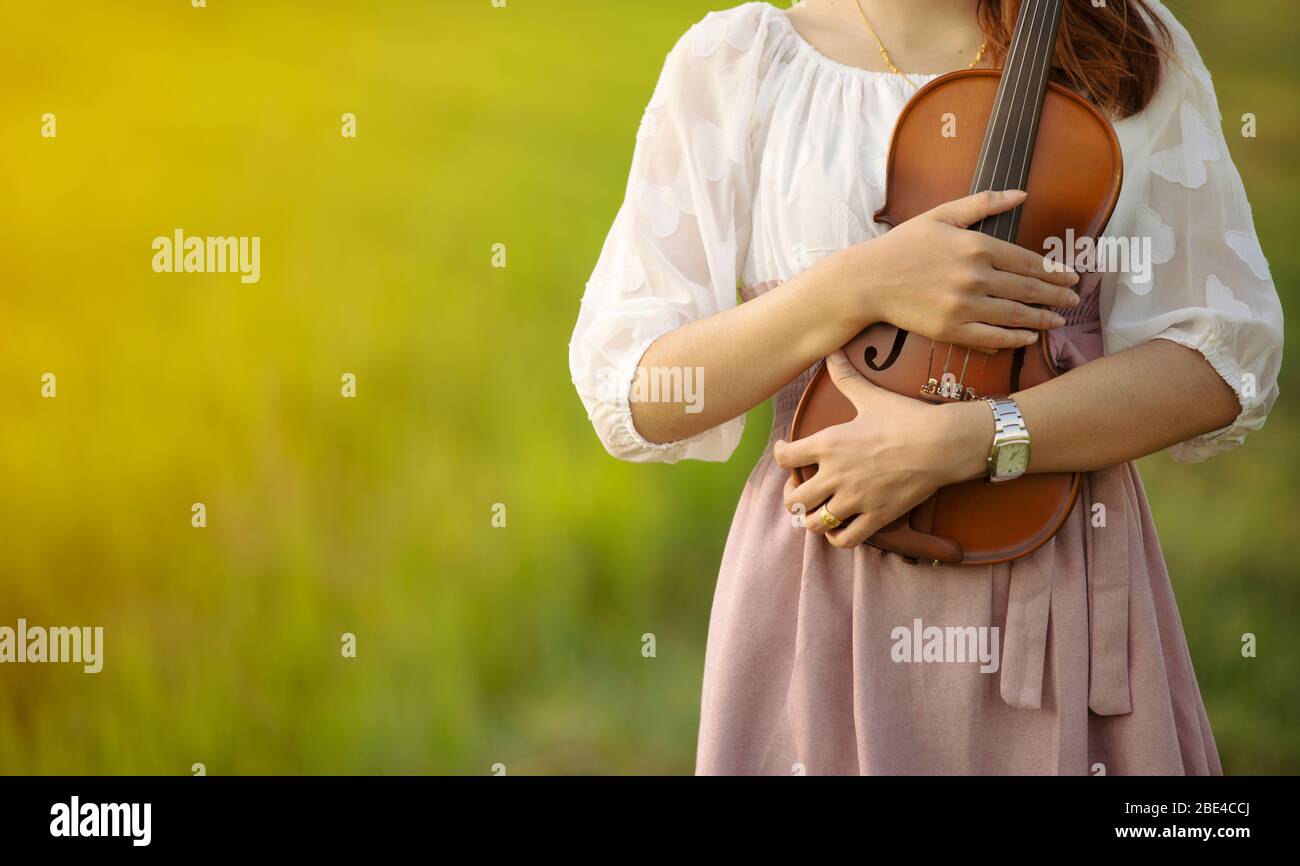 woman playing the violin at park Stock Photo - Alamy