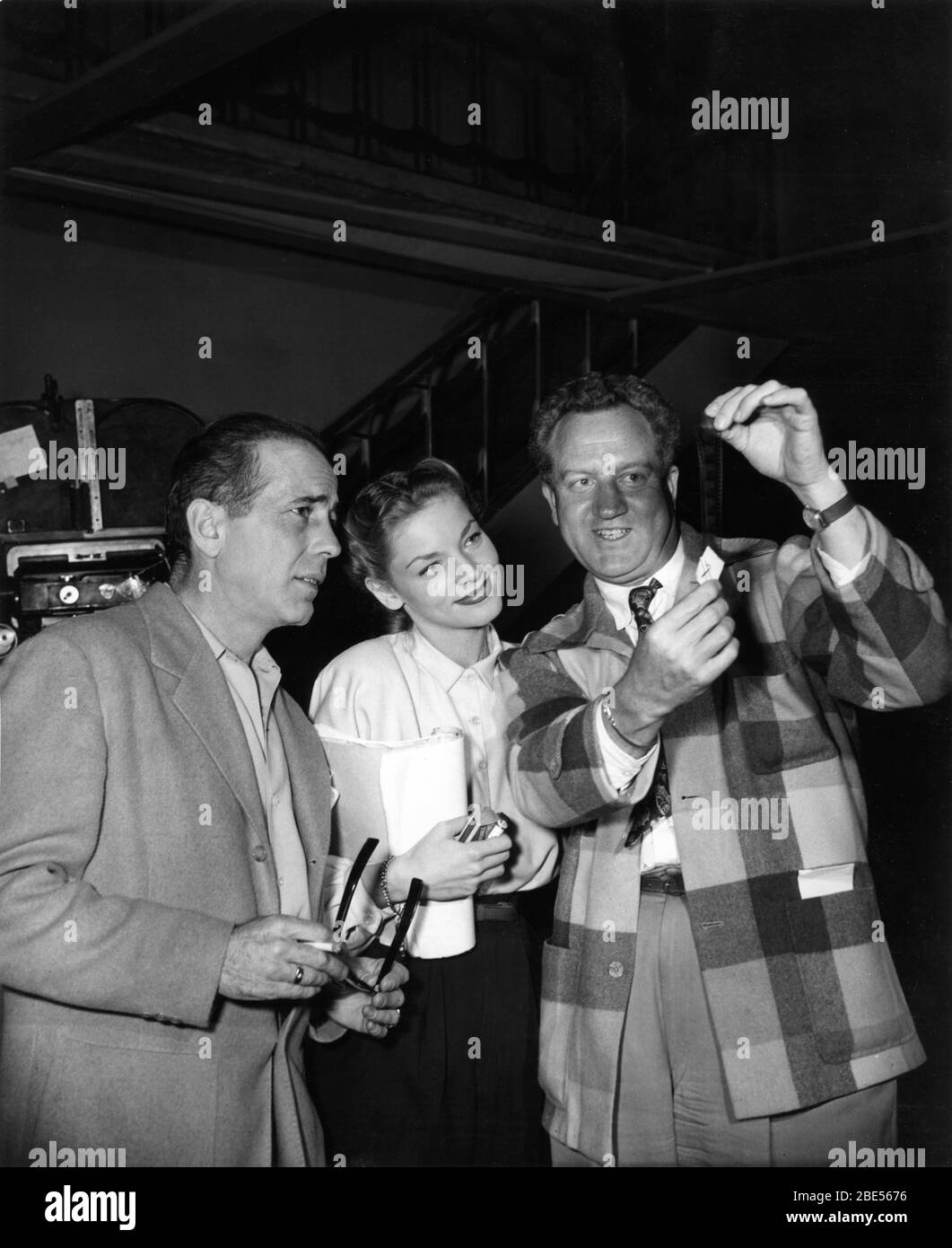 LAUREN BACALL es una de las más fascinantes actrices del Hollywood clásico.  Esposa de Humphrey Bogart, ambos formaron una de las parejas más míticas  del celuloide. Misteriosa y elegante, siempre moderna, en, image size:1061x1390