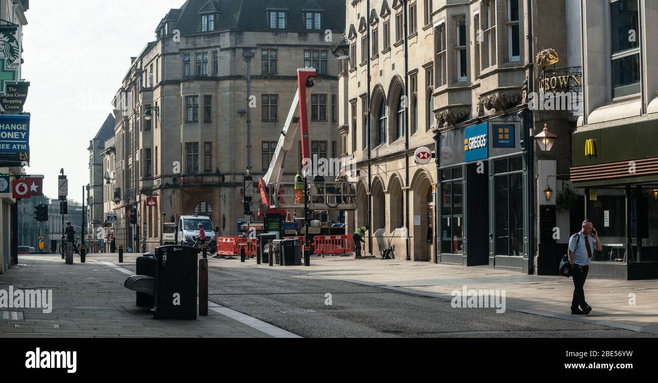 April 12th 2020 Oxford, Oxfordshire, UK. Easter Sunday and streets in Oxford are largely deserted PICTURED Essential (key) workers undertaking maintenance work during the UK lockdown imposed as a result of the coronavirus pandemic.  Credit Bridget Catterall/ Alamy Live News Stock Photo